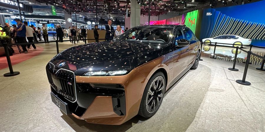 Massive Elektrofront: BMW zeigt auf der «Auto Shanghai» den 660 PS starken und bis zu 250 km/h schnellen i7 M70. Er ist «das leistungsstärkste und schnellste vollelektrische Fahrzeug» seines aktuellen Portfolios, so der Hersteller.