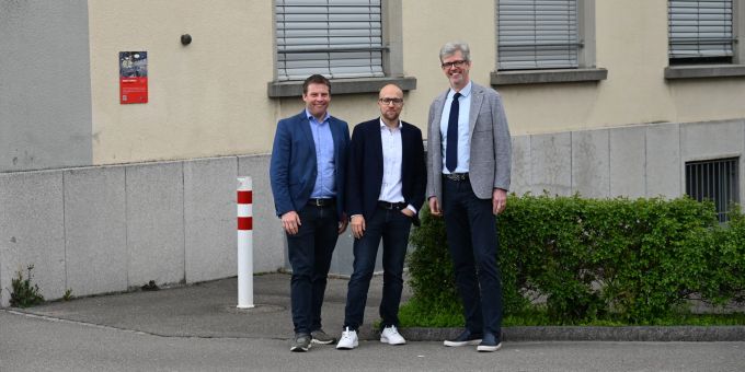 (v.l.) Stadtrat Andreas Elliker, Robert Scherzinger, Amtsleiter Hochbau und Stadtplanung, und Stadtpräsident Anders Stokholm vor der Stadtkaserne Frauenfeld Stadtkaserne Frauenfeld