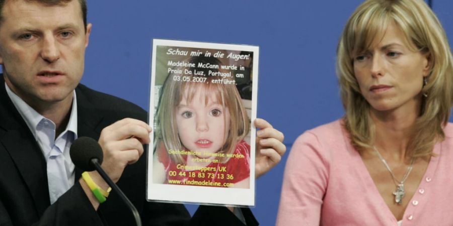 ARCHIV - Die Eltern der verschwundenen Maddie, Kate und Gerry McCann, zeigten kurz nach der Entführung 2007 ein Bild ihrer Tochter bei einer Pressekonferenz.