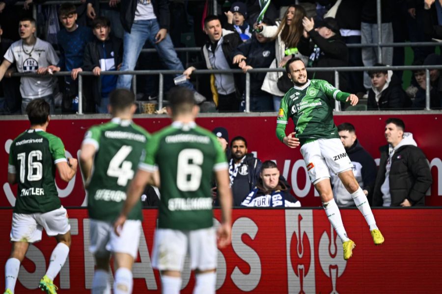 Noch vor der Pause kann Jérémy Guillemenot (r.) für St.Gallen ausgleichen.