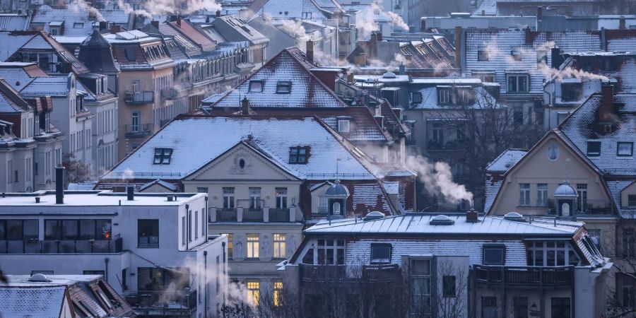 Qualm steigt aus zahllosen Schornsteinen und Abzügen an einem kalten Wintermorgen in der Leipziger Südvorstadt auf.