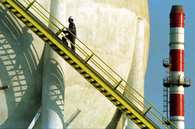 Ein Erdölingenieur klettert die Treppe eines Tanks in der Raffinerie Jebel Ali, 40 km südlich von Dubai in den Vereinigten Arabischen Emiraten, hinauf. Erdölingenieur auf Tank-Treppe