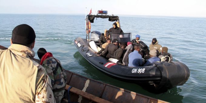 Migranten auf einem Boot vor Tunesien. Tunesien