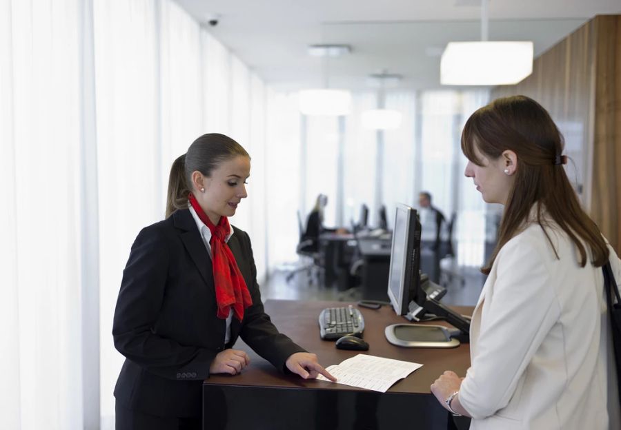 Bei Banken und Versicherung duzt man aber grundsätzlich nur intern. (Archivbild)