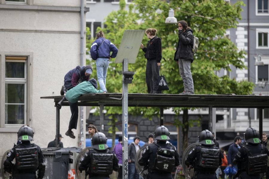 Ein Experte erklärt, es sei kurzfristig möglich, dass es wieder zu Gewalt an linken Demos kommen könnte.