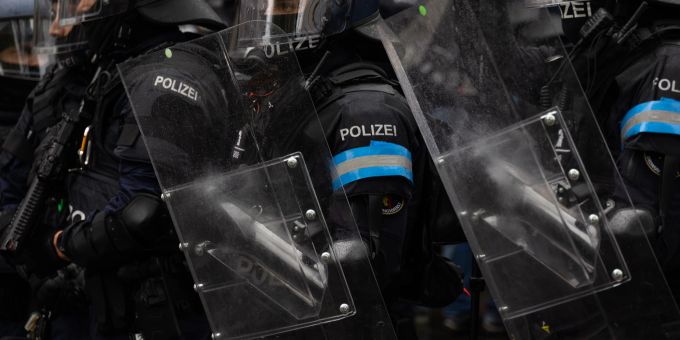 Einsatzkräfte der Kantonspolizei Basel-Stadt in Vollmontur. Kantonspolizei