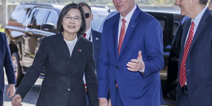 Kevin McCarthy (2.v.r) trifft Tsai Ing-wen in Simi Valley in Kalifornien. Foto: Ringo H.W. Chiu/AP/dpa