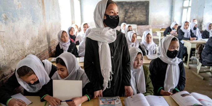 Das neue afghanische Schuljahr hat begonnen - so wie hier in Kabul. Aber die weiterführenden Schulen bleiben auch im zweiten Jahr nach der Rückkehr der Taliban an die Macht im Jahr 2021 für Mädchen geschlossen. Das neue afghanische Schuljahr hat begonnen - so wie hier in Kabul. Aber die weiterführenden Schulen bleiben auch im zweiten Jahr nach der Rückkehr der Taliban an die Macht im Jahr 2021 für Mädchen geschlossen.
