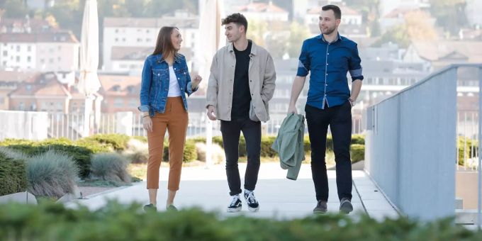 Praxisnah, wissenschaftsbasiert und zielorientiert: Mit einem Bachelor-Studium an der OST – Ostschweizer Fachhochschule bist du bestens vorbereitet, um die künftigen Herausforderungen deines Berufslebens kompetent zu meistern. Wirtschaft studieren Schweiz Bachelor