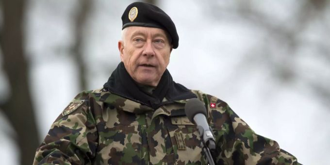 Der ehemalige Armeechef André Blattmann kritisiert die Beschaffung neuer Kampfflugzeuge. kampfflugzeug