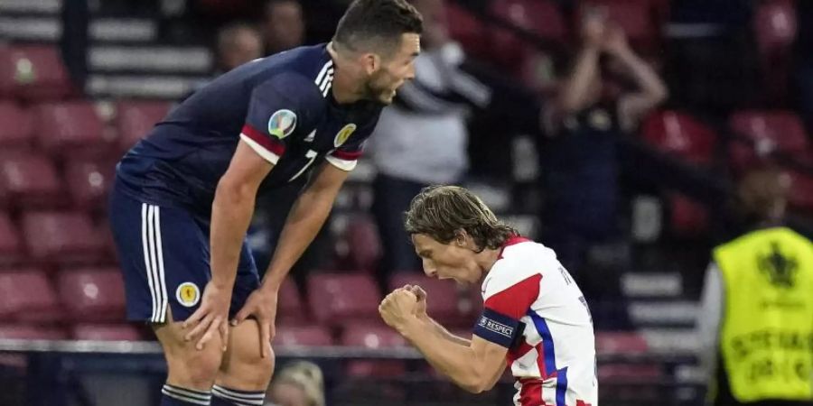 Kroatien feierte nach dem Sieg gegen Schottland Starspieler Luka Modric (r). Foto: Petr David Josek/AP Pool/dpa