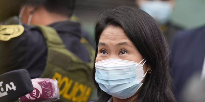 Präsidentschaftskandidatin Keiko Fujimori spricht zu den Medien, nachdem sie das Gericht verlassen hat. Foto: Martin Mejia/AP/dpa Präsidentschaftskandidatin Keiko Fujimori spricht zu den Medien, nachdem sie das Gericht verlassen hat. Foto: Martin Mejia/AP/dpa