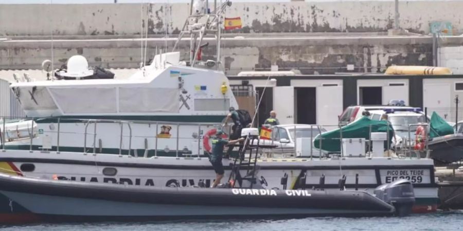 Beamte der Guardia Civil, die an der Suche nach der jüngeren Schwester und dem Vater des tot aufgefundenen Mädchens beteiligt sind, treffen im Hafen von Santa Cruz de Tenerife ein. Foto: Europa Press/EUROPA PRESS/dpa