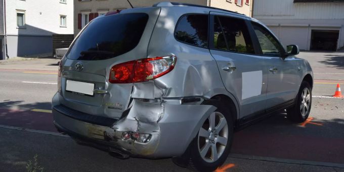 Ungesichertes Auto rollt weg.