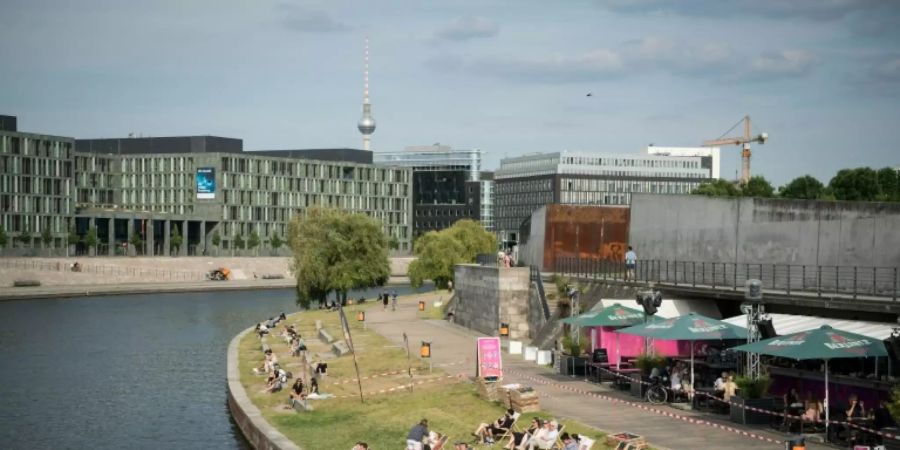 Menschen in Berlin geniessen gelockerte Corona-Massnahmen