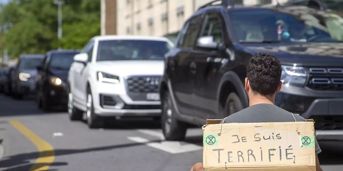 Aktivisten von Extinction Rebellion versuchen mit symbolischen Aktionen auf die Klimaerwärmung aufmerksam zu machen. (Archivbild) Aktivisten von Extinction Rebellion versuchen mit symbolischen Aktionen auf die Klimaerwärmung aufmerksam zu machen. (Archivbild)