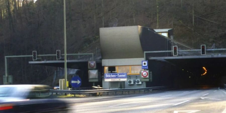 Im Belchentunnel hat am späten Mittwochabend ein Lastwagen gebrannt. (Archivbild)