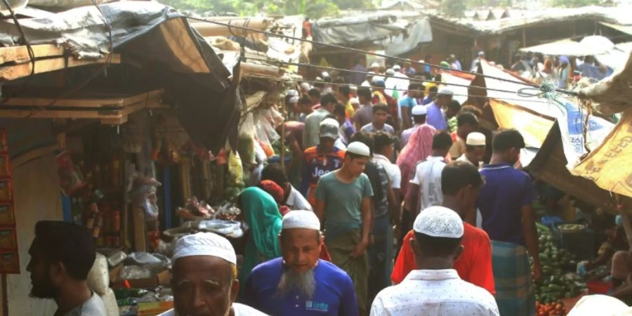 Rohingya-Flüchtlinge auf einem Marktplatz in einem Lager