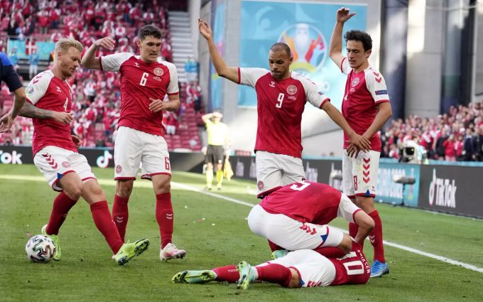 Dänische Spieler eilen ihrem Teamkollegen Christian Eriksen zu Hilfe, nachdem dieser an der Euro 2020 im Spiel gegen Finnland kollabiert. Euro 2020 Christian Eriksen