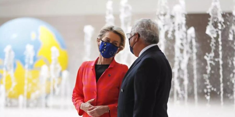 Ursula von der Leyen, Präsidentin der Europäischen Kommission, mit dem portugiesischen Premierminister Antonio Costa in Lissabon. Foto: Armando Franca/AP/dpa