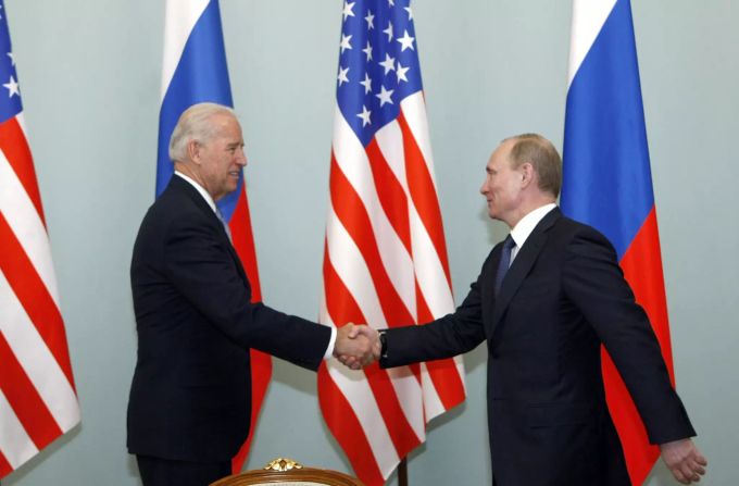 Joe Biden und Putin (hier im Jahr 2011). Biden Putin