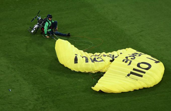 Der Greenpeace-Aktivist nach seiner Landung auf dem Spielfeld an der Euro 2020. Euro 2020 Greenpeace