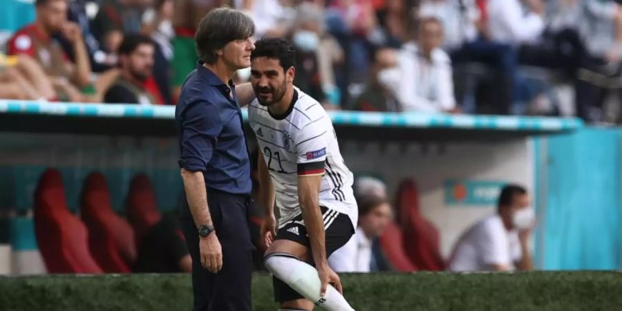 Bundestrainer Joachim Löw nahm Ilkay Gündogan aus der Partie. Foto: Christian Charisius/dpa
