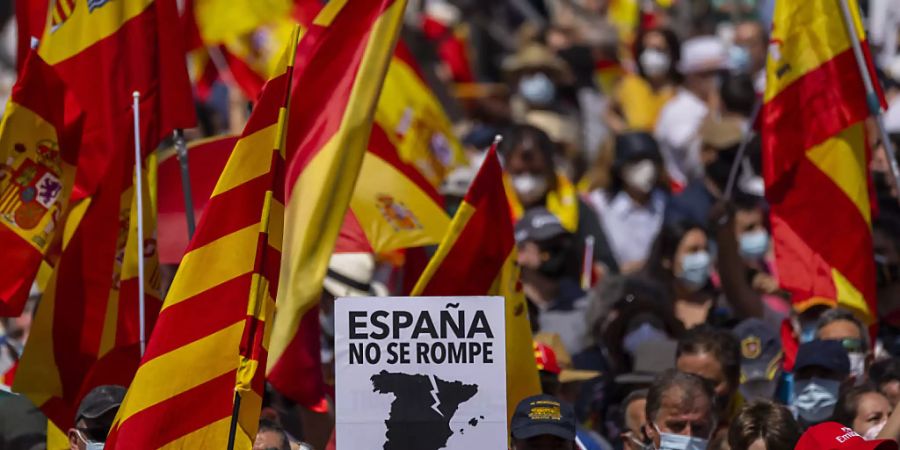 Tausende versammeln sich in Madrid während einer Demonstration gegen den Plan der spanischen Regierung, ein Dutzend inhaftierter katalanischer Separatistenführer zu begnadigen. Foto: Bernat Armangue/AP/dpa