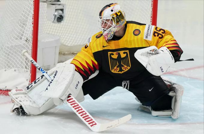 Mathias Niederberger stand beim letzten Gruppenspiel gegen Lettland im Tor der Deutschen. Er spielt bei den Eisbären Berlin. Eishockey WM Deutschland