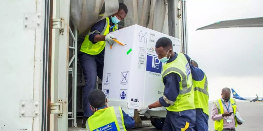 Ankunft von Astrazenca-Impfdosen in Kigali