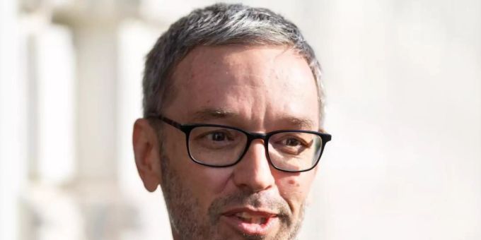 Herbert Kickl: «Da gibt es ja eine inhaltliche Überschneidung - ja, bitte, warum denn nicht?». Foto: Georg Hochmuth/APA/dpa Herbert Kickl: «Da gibt es ja eine inhaltliche Überschneidung - ja, bitte, warum denn nicht?». Foto: Georg Hochmuth/APA/dpa