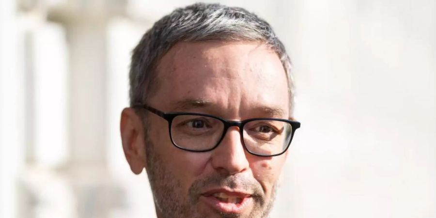 Herbert Kickl: «Da gibt es ja eine inhaltliche Überschneidung - ja, bitte, warum denn nicht?». Foto: Georg Hochmuth/APA/dpa