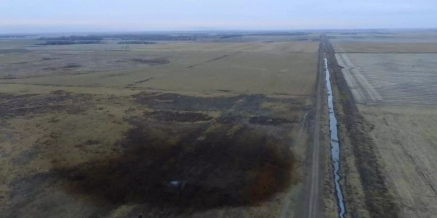 Aus einem Leck in der bestehenden Keystone Pipeline sind im US-Bundesstaat South Dakota schon einmal rund 795 000 Liter Öl entwichen. Foto: Uncredited/DroneBase/AP/dpa