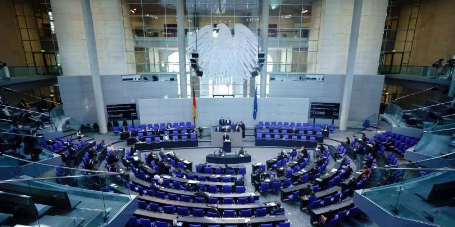 Peter Tschentscher (SPD, am Rednerpult), Erster Bürgermeister von Hamburg, spricht bei der Sitzung des Bundestags zu den Abgeordneten. Thema ist die deutsche Nachhaltigkeitsstrategie und der Klimaschutz. Foto: Kay Nietfeld/dpa