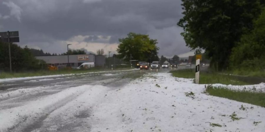 Winterliche Szenerie im Juni: In Baden-Württemberg gingen in der Nacht zu Donnerstag tennisballgrosse Hagelkörner nieder. Foto: Simon Adomat/VMD-Images/dpa