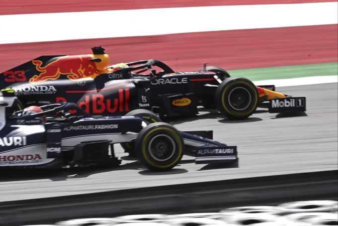 Max Verstappen (Red Bull Racing) und Pierre Gasly (Scuderia AlphaTauri) beim Training der Formel 1 vor dem Steiermark-GP. Formel 1 Max Verstappen