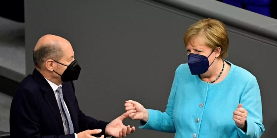 Scholz mit Merkel im Bundestag