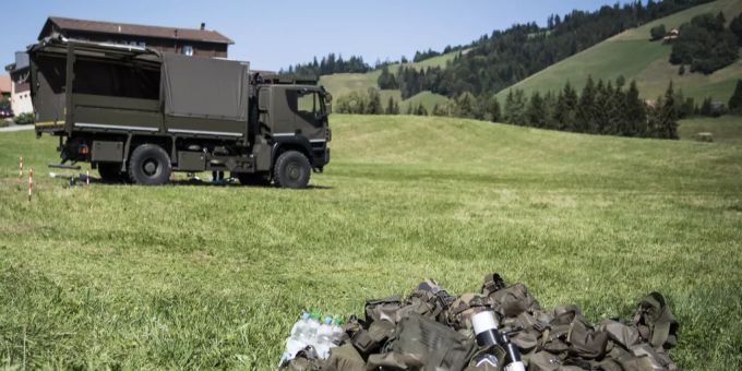 Ein verunfallter Militärlastwagen. (Symbolbild) unfall