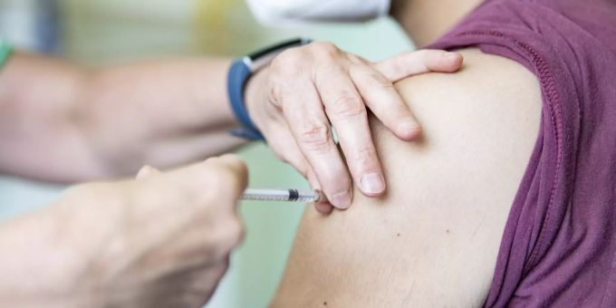 Zwei Geimpfte mit schweren Nebenwirkungen fordern vom Bund eine Entschädigung. Coronavirus