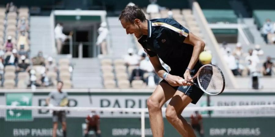 Daniil Medwedew erreichte in Paris die nächste Runde. Foto: Thibault Camus/AP/dpa