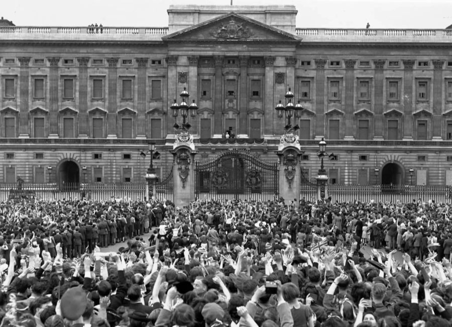 Menschen warten vor dem Buckingham Palast 1946.