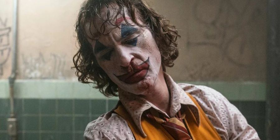 2019 verfiel Joaquin Phoenix als Joker tänzelnd dem Wahnsinn. 2024 könnte er singend zurückkehren.