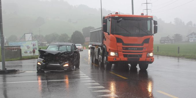 Heftige Frontalkollision auf der Gegenfahrbahn zwischen Mietauto und Lastwagen. Es wurde niemand verletzt.