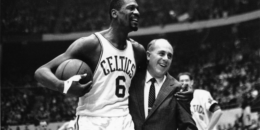 Die Trikot-Nummer von Bill Russell (l) wird in der NBA nicht mehr vergeben.