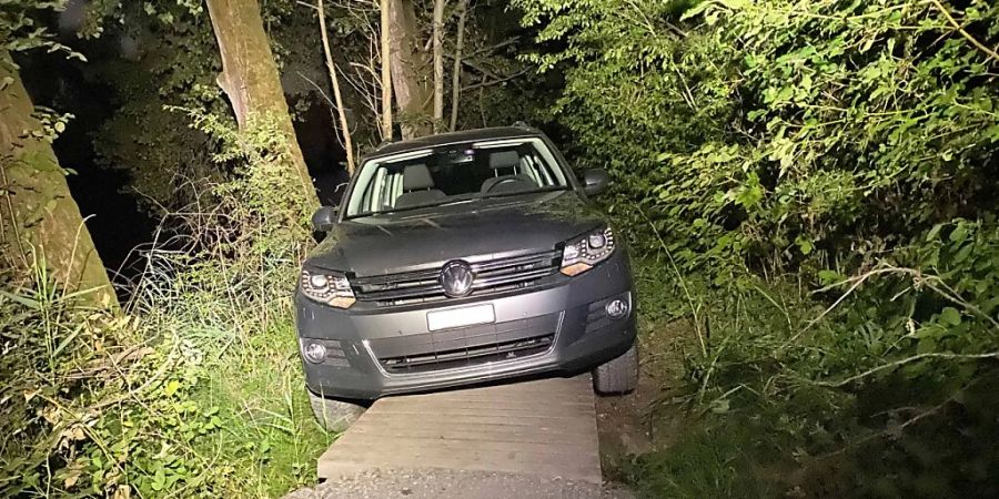 Das Auto eines alkoholisierten Lenkers war zu breit für eine Fussgängerbrücke in Risch ZG.