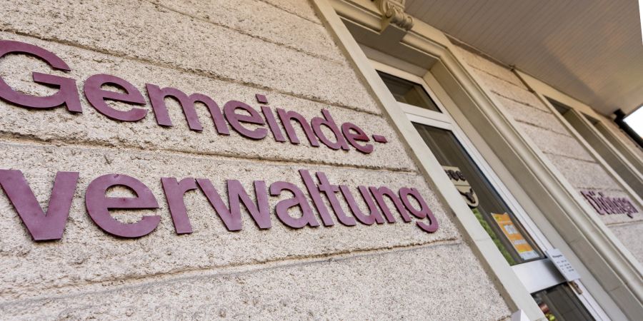 Beschriftung der Gemeindeverwaltung Düdingen an der Hauptstrasse 27.