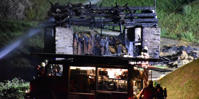 Vals GR: Stall brennt bis auf die Grundmauern ab. Graubünden
