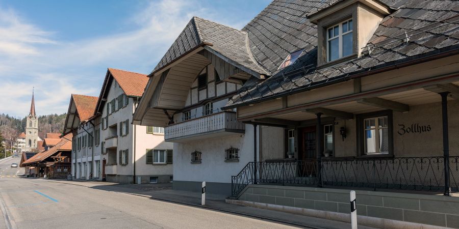 Die Dorfstrasse in Lützelflüh mit dem Zollhaus ganz rechts. Hinten die evangelisch-reformierte Kirche.