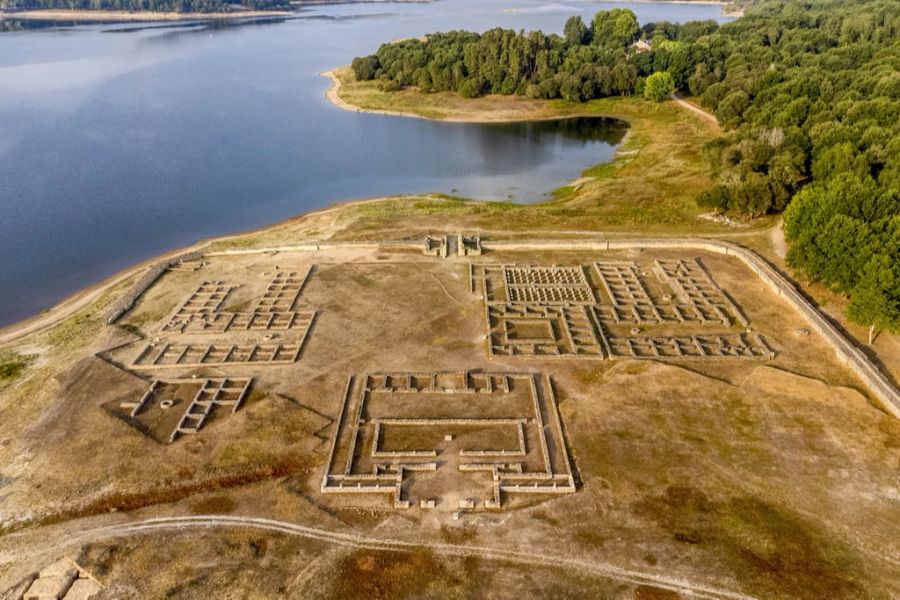 Ein Blick auf das römische Lager Aquis Querquennis am Ufer des Flusses Limia im Stausee As Conchas in Ourense, Spanien, am 10. August 2022. Das Lager steht normalerweise unter Wasser, aber jetzt ist es aufgrund des niedrigen Pegels des As Conchas-Stausees zu sehen.