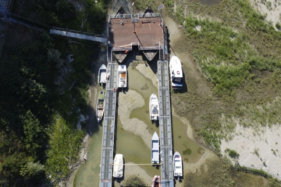 Boote liegen bei Sermide wegen des tiefen Wasserpegels auf dem Trockenen.